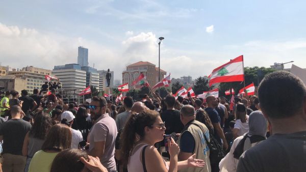 تجتاح لبنان أزمة سياسية بعد موجة احتجاجات دفعت رئيس الوزراء سعد الحريري للاستقالة