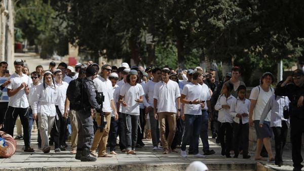  850 مستوطنا يقتحمون ساحات المسجد الأقصى