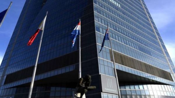 تضم ناطحة السحاب الواقعة في حي المال بالعاصمة الإسبانية سفارتي بريطانيا وكندا 