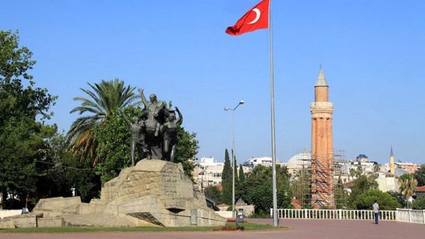 ميدان الجمهورية انطاليا