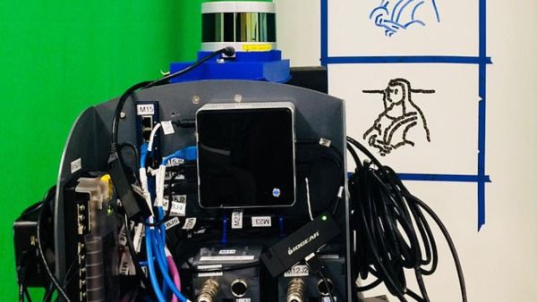 ابتكار روبوت يمكنه الرسم وكتابة اللغات من تلقاء نفسه