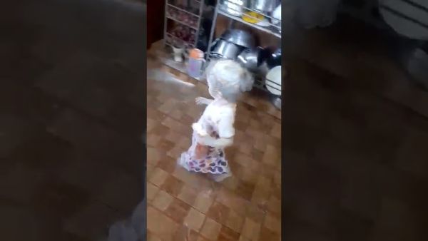 طفلة الطحين تُثير ضجة على السوشال ميديا.. بسبب ردة فعل الأم!