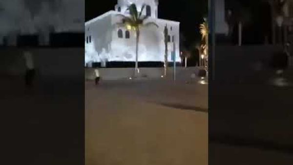 مسجد في جدة مزيين باللوحات التشكيلية والموسيقى