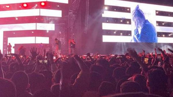 مُعحبة ترمي "حمالة الصدر" الخاصة بها في حفل نجم الراب روس في السعودية