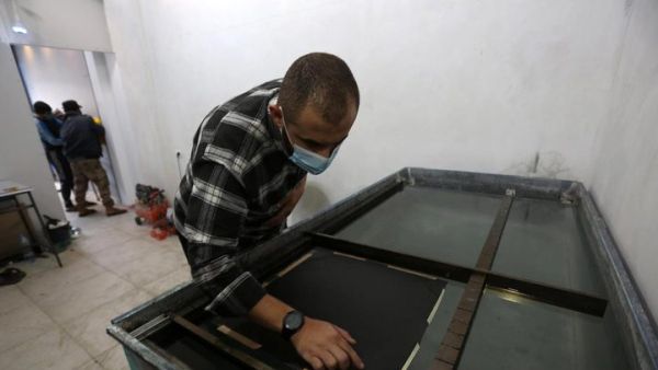 عمر العسولي.. فلسطيني يفتح أول مطبعة مائية في مدينة غزة