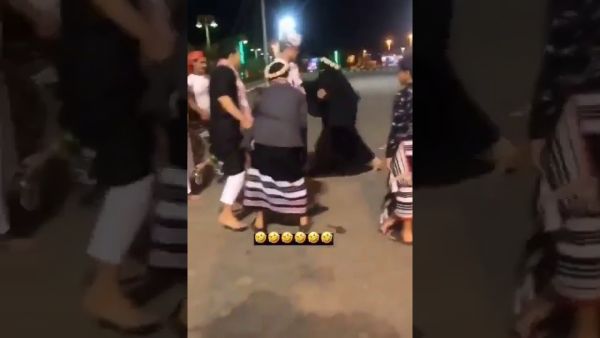 شباب يعتدون على بائعة في السعودية.. فيديو!