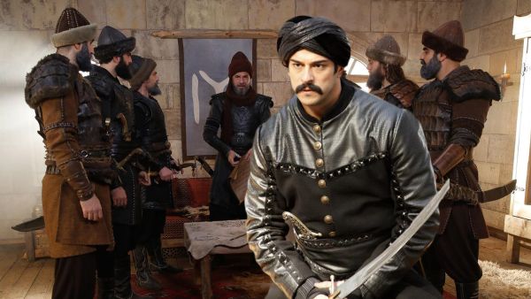 من هي بطلة مسلسل قيامة عثمان إلى جانب النجم التركي بوراك أوزجفيت؟!