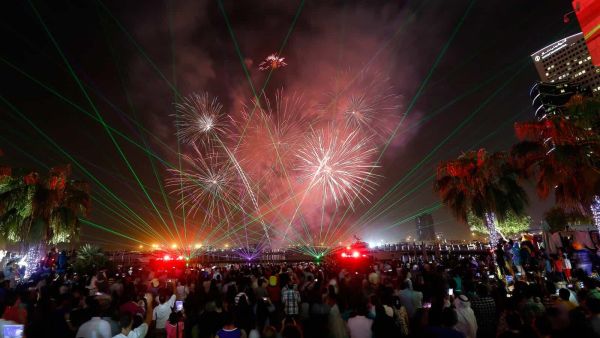 استمتع بالعُطلة الطويلة مع عروض الألعاب النارية والترفيه العائلي 