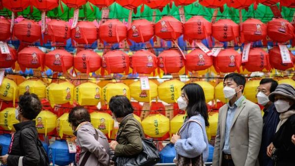 In Pictures: Worshippers Gather to Celebrate Buddha's Birthday