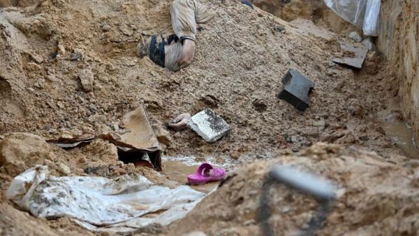 Ukrainian Officials Report Evidence of Mass Graves Outside Mariupol