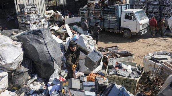 Mountains of Old Batteries Threaten Gaza Health (AFP)