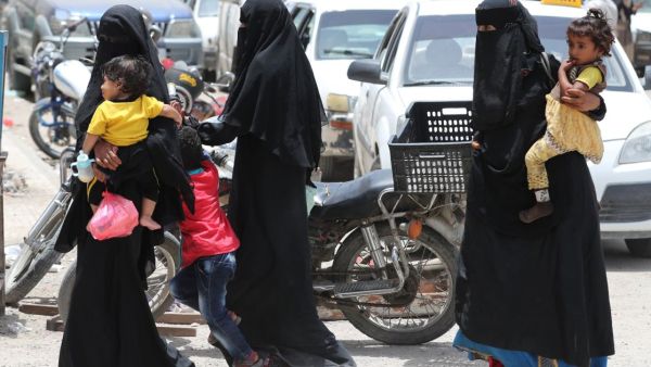 Yemeni women carrying children in the southeastern port city of Mukalla, the capital Hadramawt province, August 7, 2018. (FilePhoto/AFP)