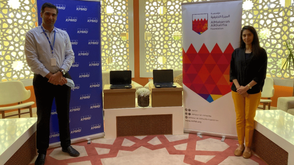 زياد فخرو، رئيس قسم المسؤولية الاجتماعية للشركات في شركة كي بي إم جي في البحرين، والأستاذة صبا يوسف سيادي، المديرة التنفيذية لمؤسسة المبرّة الخليفية. كي بي إم جي في البحرين تتبرع بمئة حاسوب محمول للمؤسسات الخيرية