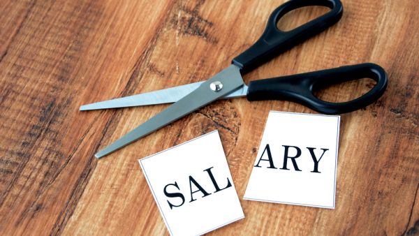 Can Employers in UAE Deduct from Employees' Leave Salary?