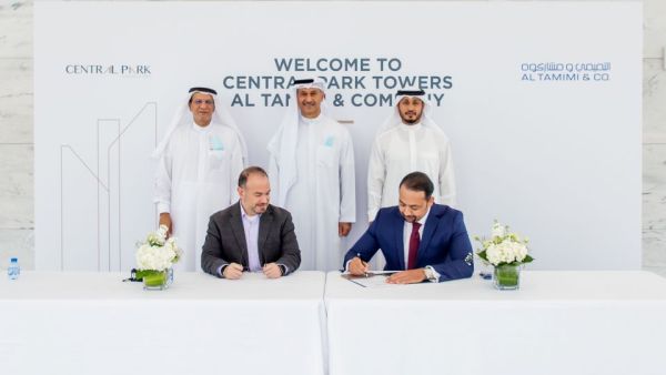 Signing ceremony between Central Park Towers, DIFC and Al Tamimi & Company in the presence of Essam Al Tamimi, Chairman and Samer Qudah, Managing Partner of Al Tamimi & Company, Arif Mubarak, Chairman, Saeed Al Qatemi, Vice Chairman and Hani Fansa, CFO of Arady Development LLC.