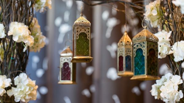 سيستمتع الضيوف خلال الشهر الكريم، ببوفيهات الإفطار والسحور المميزة التي توفر مجموعة واسعة ومتعددة من المقبلات، ومختلف أنواع الشوربات، وتشكيلة من الأطباق الرئيسية من المطبخين القطري والعالمي