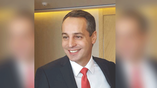 الدكتور الكيزس أنطونيادس ، خبير بارز في فهم الأسواق العالمية واقتصاديات دول الخليج. الدكتور الكيزس أنطونيادس ، خبير بارز في فهم الأسواق العالمية واقتصاديات دول الخليج.