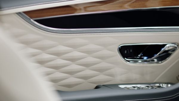تميّز Flying Spur الجديدة كلّياً من Bentley بكونها سيارة سيدان رياضية وليموزين فخمة على حد سواء