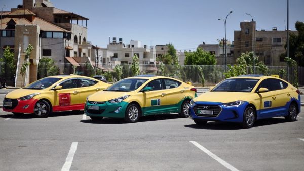 أنّ تطبيق ”كريم” يتيح للراكب التعرف على معلومات السيارة والسائق قبل وصوله، بالإضافة إلى تتبع مكان “التاكسي” بشكل إلكتروني وفوري على الخريطة ومشاركة هذه المعلومات مع أي شخص آخر قد يرغب به الراكب.