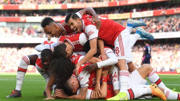 لاعبو آرسنال يحتفلون بالهدف