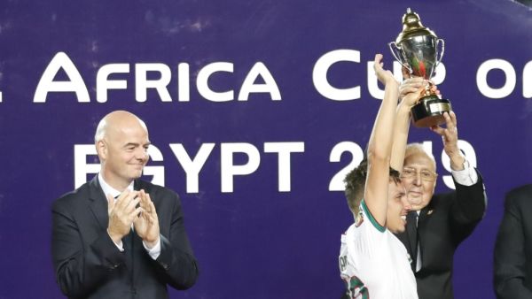 بن ناصر يستلم جائزة أفضل لاعب