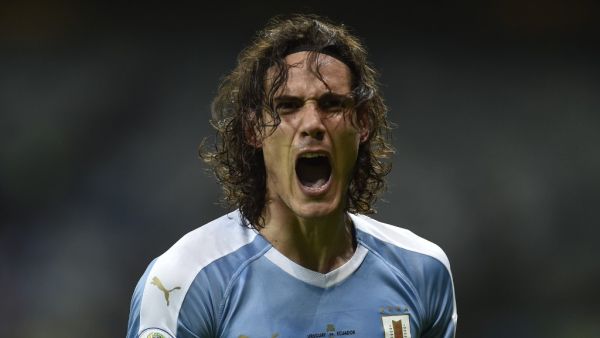 كافاني يقود أوروغواي للفوز