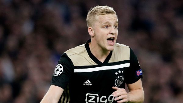 فان دي بيك يحتفل بهدفه