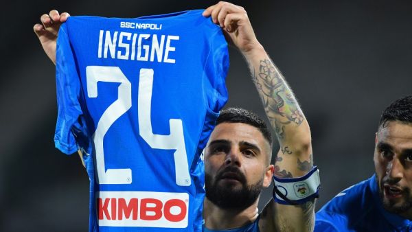 إينسيني يرفع قميصه احتفالاً بهدفه