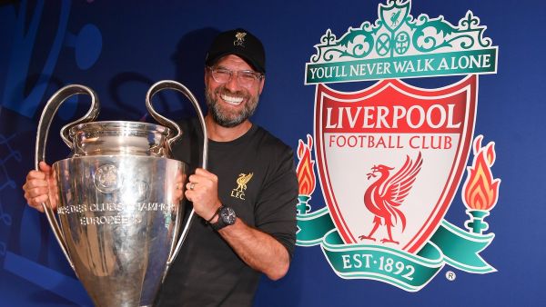 كلوب يحمل كأس دوري أبطال أوروبا