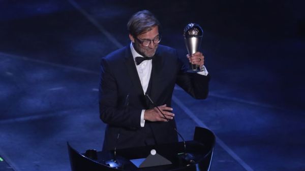 كلوب يحتفل بجائزته