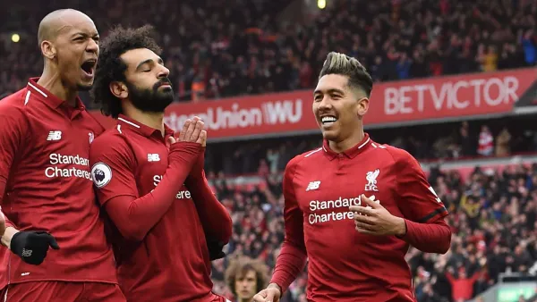 روبرتو فيرمينو (يمين) وفابينيو (يسار) يحتفلان مع صلاح بهدفه