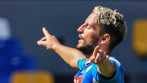 ميرتينز يحتفل بهدفه