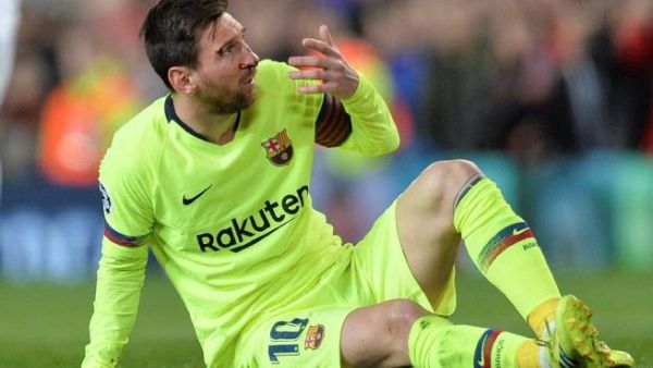 ليونيل ميسي بعد إصابته جراء التحام مع كريس سمولينغ