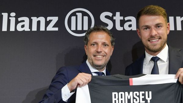 آرون رامزي (يمين)