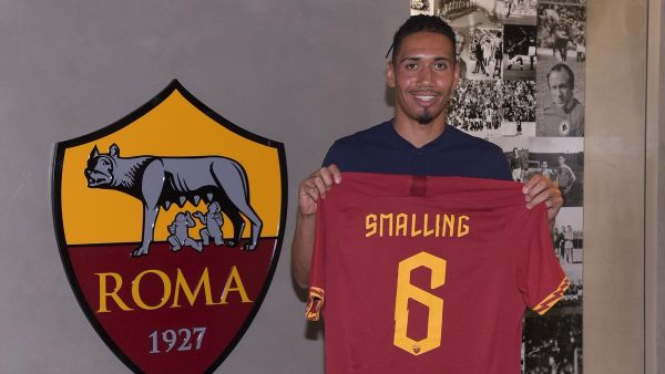 سمولينغ يحمل قميصه الجديد