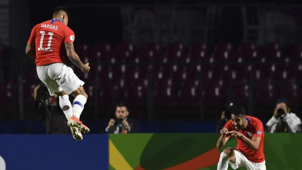 إدواردو فارغاس (يسار) مهاجم تشيلي يحتفل بهدفه في اليابان مع زميله ماوريسيو إيسلا في المباراة التي انتهت بنتيجة 4-0 ضمن المجموعة الثالثة لبطولة كوبا أميركا