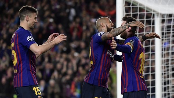 فيدال يهنىء ميسي بهدفه