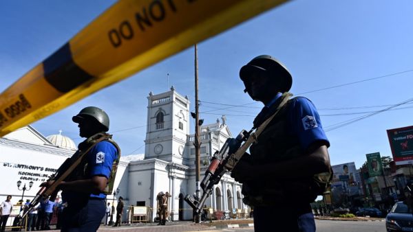 Security personnel stand guard outside St. Anthony's Shrine in Colombo on April 22, 2019, a day after the church was hit in a series of bomb blasts targeting churches and luxury hotels in Sri Lanka.  Jewel SAMAD / AFP