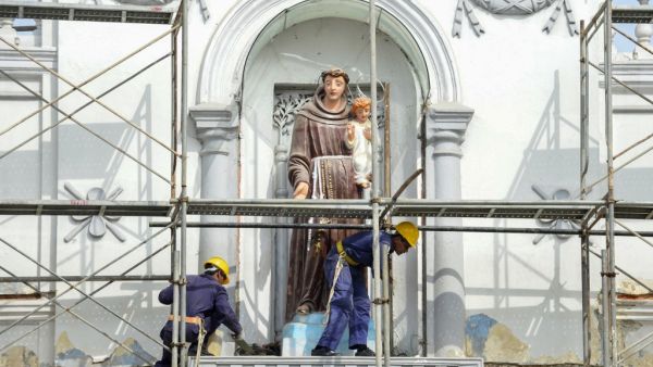 Sri Lankan navy personnel carry on repair works on the facade of St. Anthony's Shrine in Colombo on May 5, 2019, two week after a series of bomb blasts targeting churches and luxury hotels on Easter Sunday in Sri Lanka. (AFP)