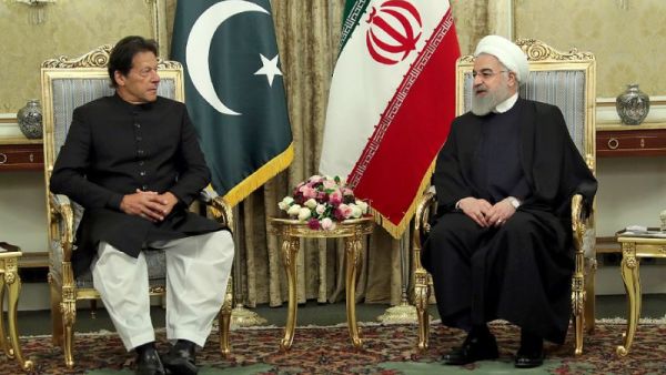 Iranian President Hassan Rouhani (R) meeting with Pakistani Prime Minister Imran Khan in Tehran (AFP /STRINGER)