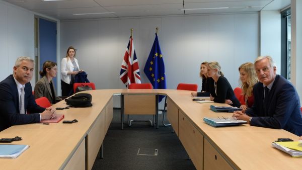 Britain's Brexit Minister Stephen Barclay (L) attends a meeting with European Union's chief Brexit negotiator Michel Barnier at the EU Commission headquarters in Brussels, on September 27, 2019. (JOHANNA GERON / POOL / AFP)