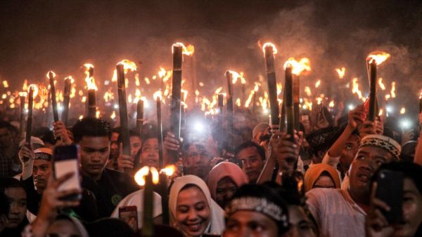 Indonesians taking part in a torch parade to welcome the holy month of Ramadan in Medan, North Sumatra. (IVAN DAMANIK / AFP)