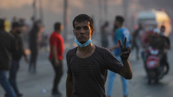 An Iraqi demonstrator gestures with the v-sign for victory during a demonstration against state corruption, failing public services, and unemployment, in the Iraqi capital Baghdad on October 5, 2019. (AFP/ File Photo)