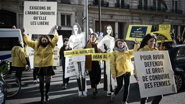 Women's rights activists hold signs as they take part in a demonstration organized by Amnesty International outside the Saudi embassy in Paris, France, on March 8, 2019. (Photo by AFP)