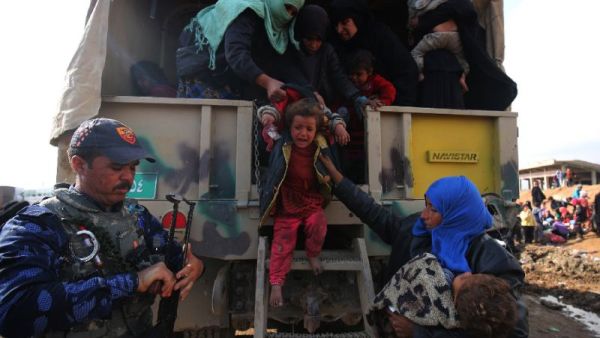 Iraqis displaced from war-wracked Mosul arrive at the Hamam al-Alil camp on March 20, 2017 (AFP /AHMAD AL-RUBAYE)