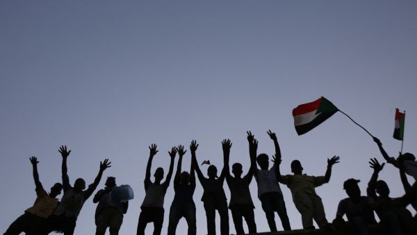 Sudanese protesters rally outside the army headquarters in Khartoum on May 4, 2019 to demand that the ruling military council hand power to a civilian adminstration. (ASHRAF SHAZLY / AFP)