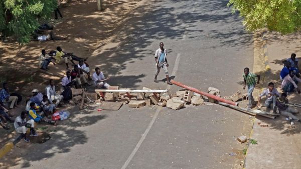 Sudanese protesters block Nile Street, a major avenue in the capital Khartoum on May 13, 2019 for the second consecutive day. (AFP/File Photo)