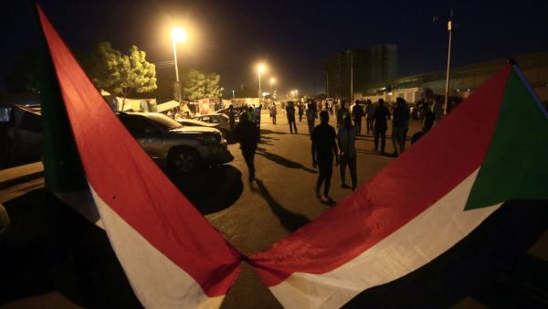 Sudanese people gather as protests continue near the site of Sudan's military headquarters in central Khartoum on May 13, 2019. (ASHRAF SHAZLY / AFP)