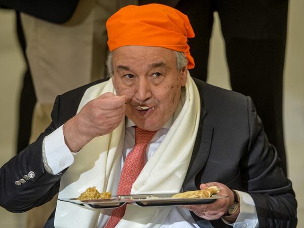 United Nations Secretary-General Antonio Guterres eats food at the Langar Khana during his visit of the Sikh Shrine of Baba Guru Nanak Dev at Gurdwara Darbar Sahib in Kartarpur near the Pakistan-India border, on February 18, 2020. Aamir QURESHI / AFP