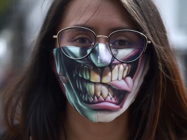 A woman uses a face masks as a preventive measure against the spread of the new coronavirus, COVID-19, in Bogota, on March 19, 2020. Colombia will block all international flights from Monday for 30 days, President Ivan Duque announced on Thursday. Raul ARBOLEDA / AFP
